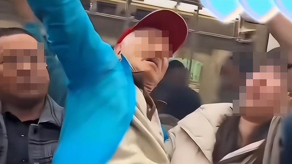 “社会热点：上海老人车厢强行占座，引发全网争议，官方呼吁理性对待”