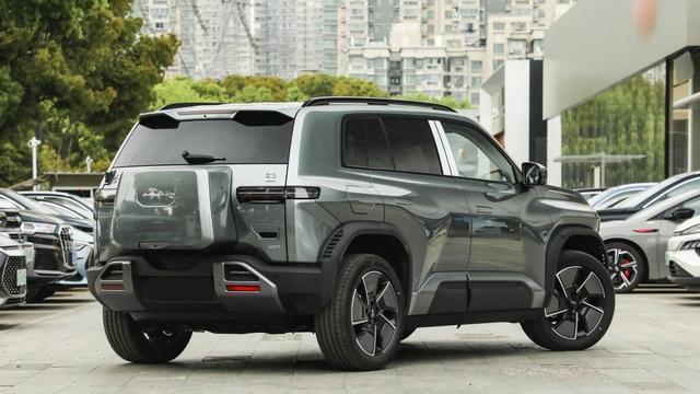 比亚迪推出15万级越野车，四驱动力4.9秒破百，坦克转弯技术加持