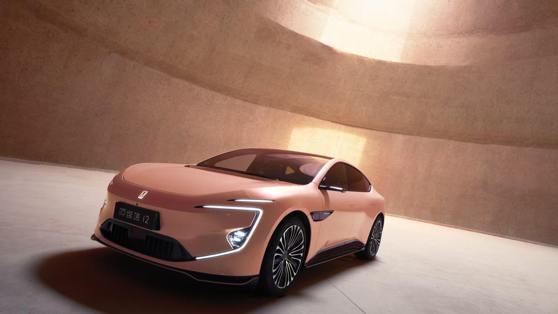 阿维塔12正面PK帕拉梅拉！国产豪车这次玩真的！