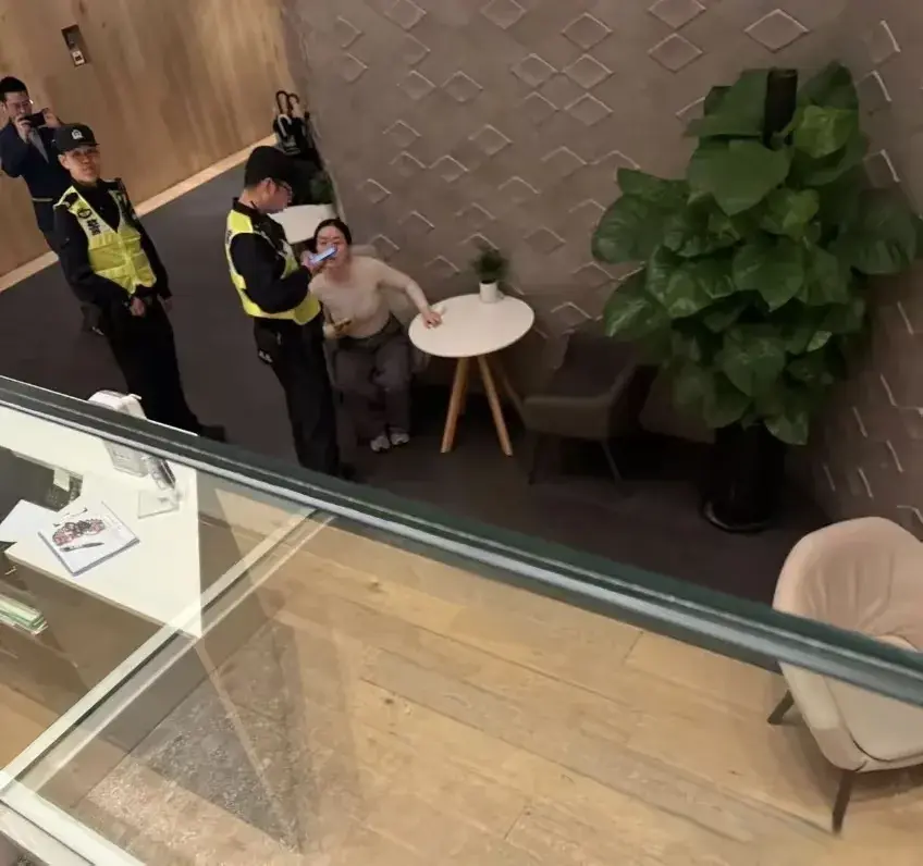 深圳健身房女子诬陷男子骚扰，被男子嘲讽肥得流油，女子破防报警