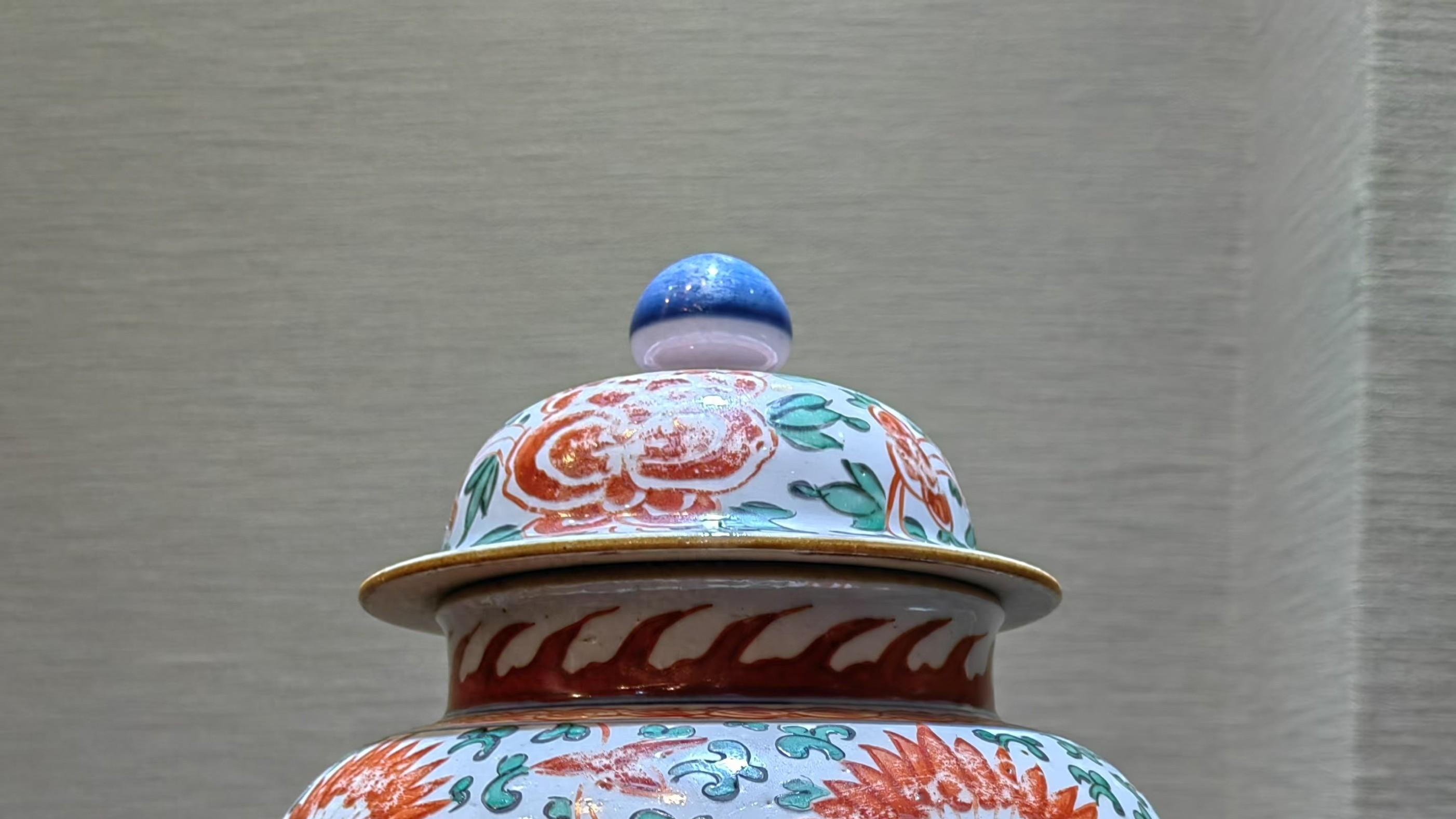 “青花红绿彩狮子穿牡丹纹将军罐”是这一时期的典型代表，展现了明末清初瓷器的艺术特色。