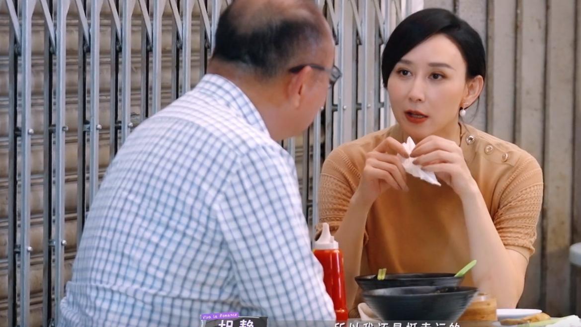 胡静儿子吃外卖致驼背瘦小



豪门生活，光鲜亮丽的背后，也有数不清的烦恼。养尊