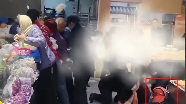 热搜上“馒头扔地上被疯抢”事件，戳穿了当下老年人病态的现象
