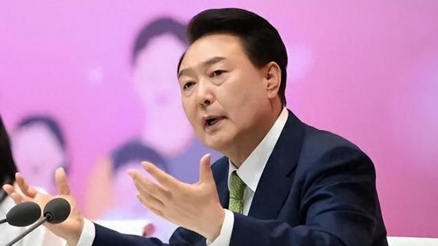 韩警方进入总统府，前防长自戕，执政党议员倒戈，尹锡悦无路可走