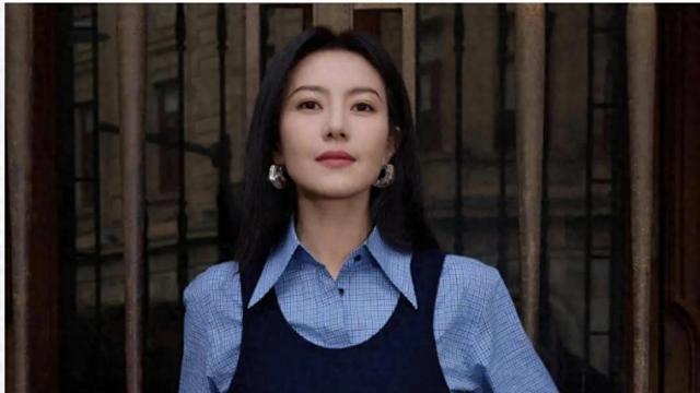 45岁高圆圆吃麻辣烫被偶遇：穿黄色上衣像25岁，6岁女儿像赵又廷