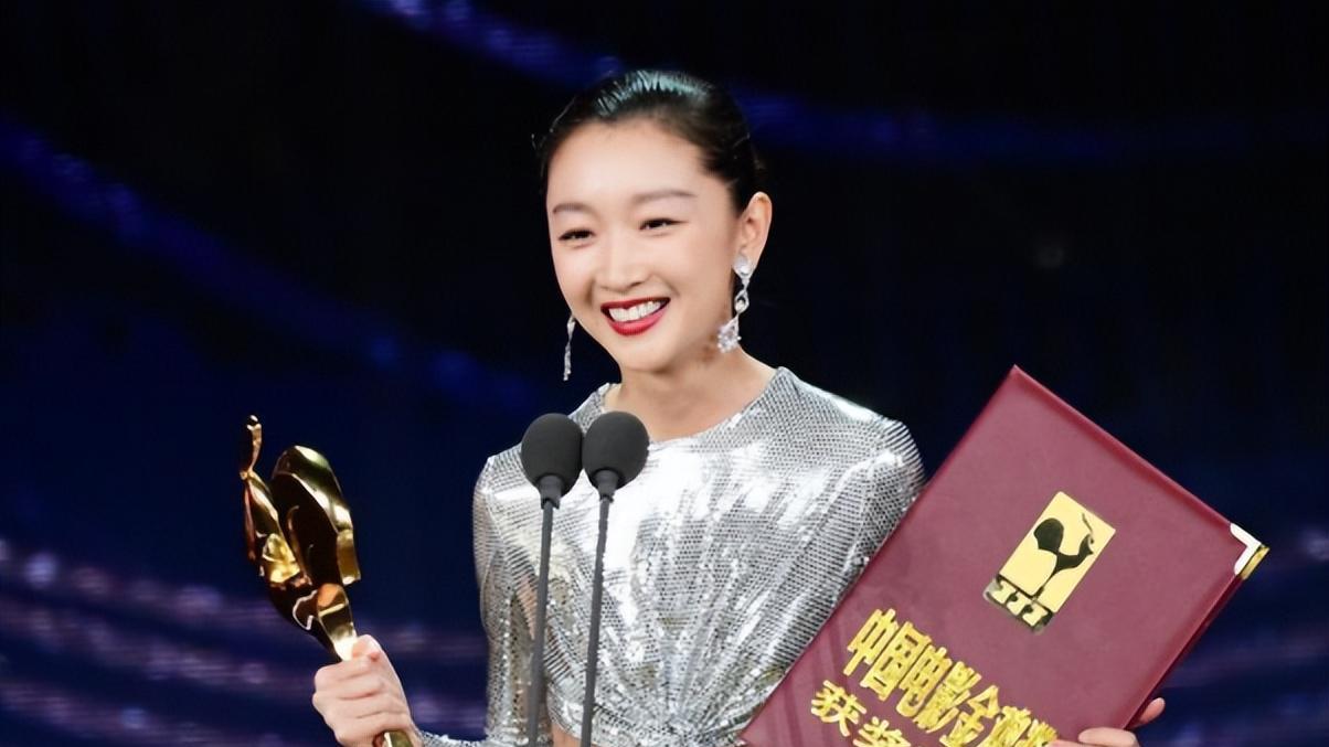 倪妮擤鼻涕、朱一龙轮番护花、张颂文得C位，北影节的冷暖群像