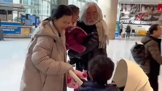 73岁张纪中被老婆嫌弃，杜星霖半夜直播吐槽：年纪大反应慢不听话