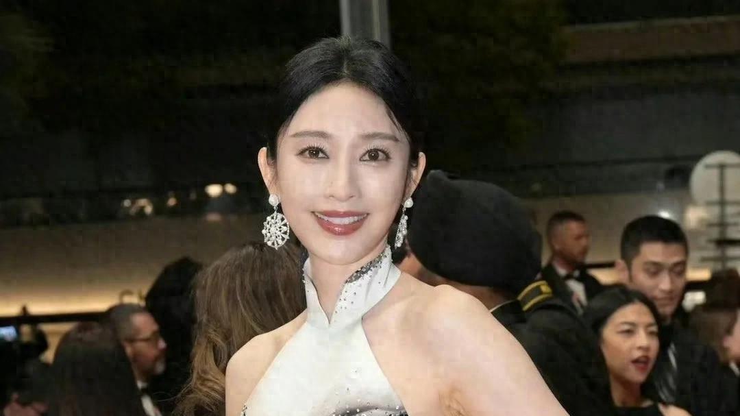 她比杨幂丰满，腿比唐嫣长，皮肤比刘亦菲白，为何就是红不了？