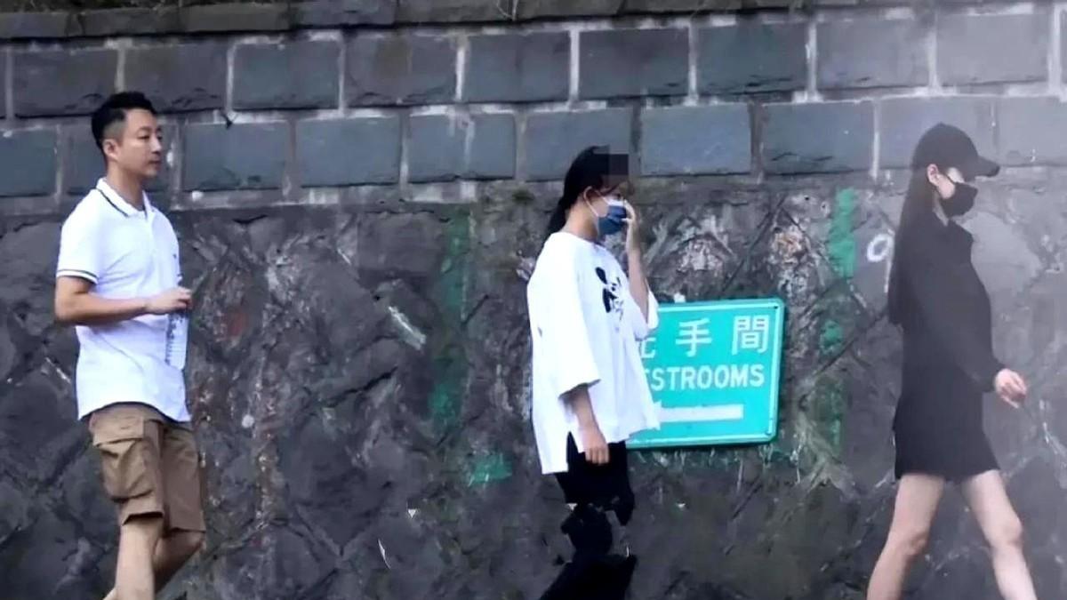 小玥儿肢体语言显不安



小玥儿紧紧攥着的小拳头，似乎握着所有委屈。那份紧张不