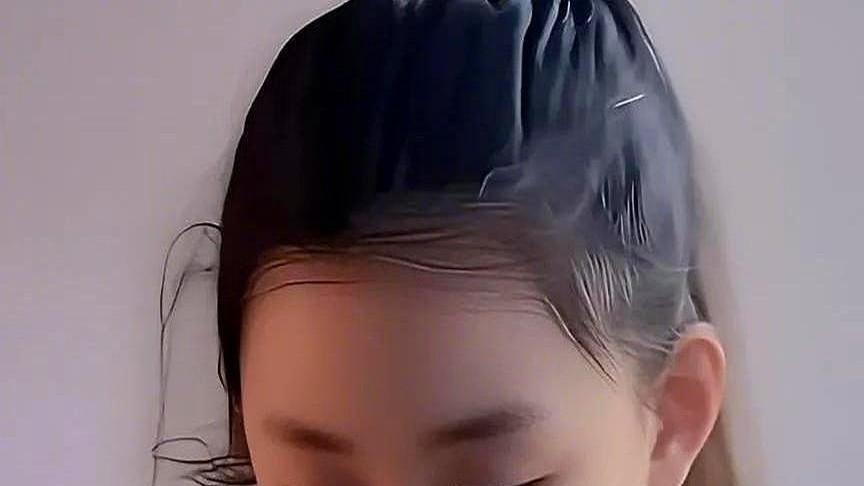 小玥玥，一个13岁的女孩，突然成了大家议论的焦点。她想离开妈妈，跟爸爸回北京，还