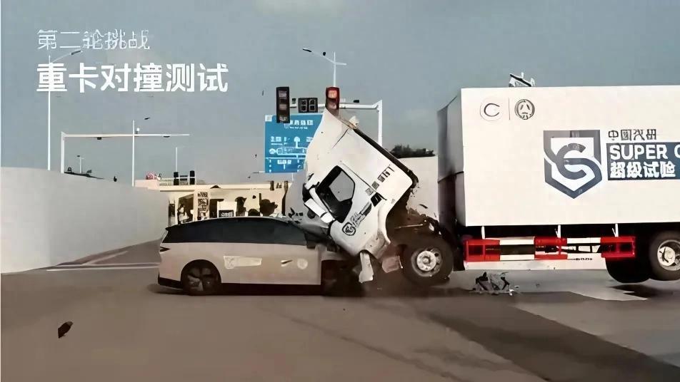 当理想i8撞翻乘龙卡车：物理不对头，测试像“演戏”？