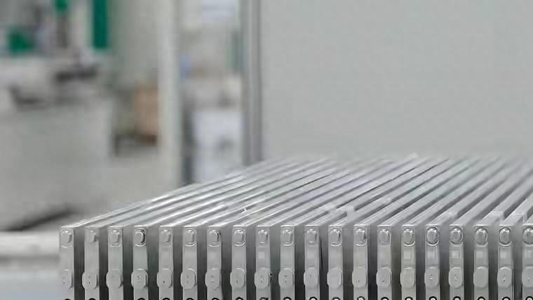 很多人在等固态电池出来，再买新能源汽车？劝你暂时不要太乐观