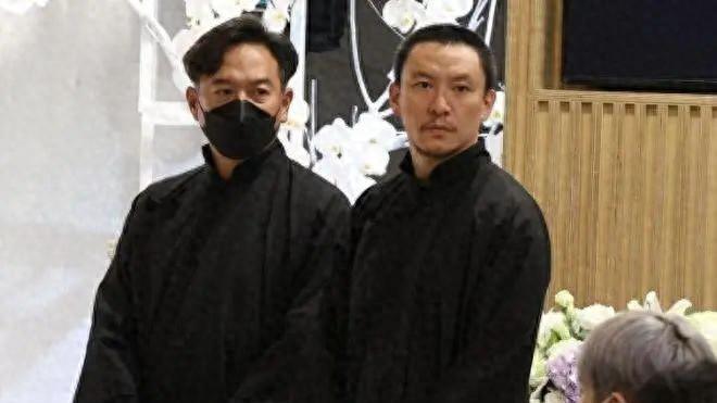 知名影帝张震母亲告别式今天举行！王家卫、梁朝伟、刘嘉玲、罗大佑、舒淇等献花