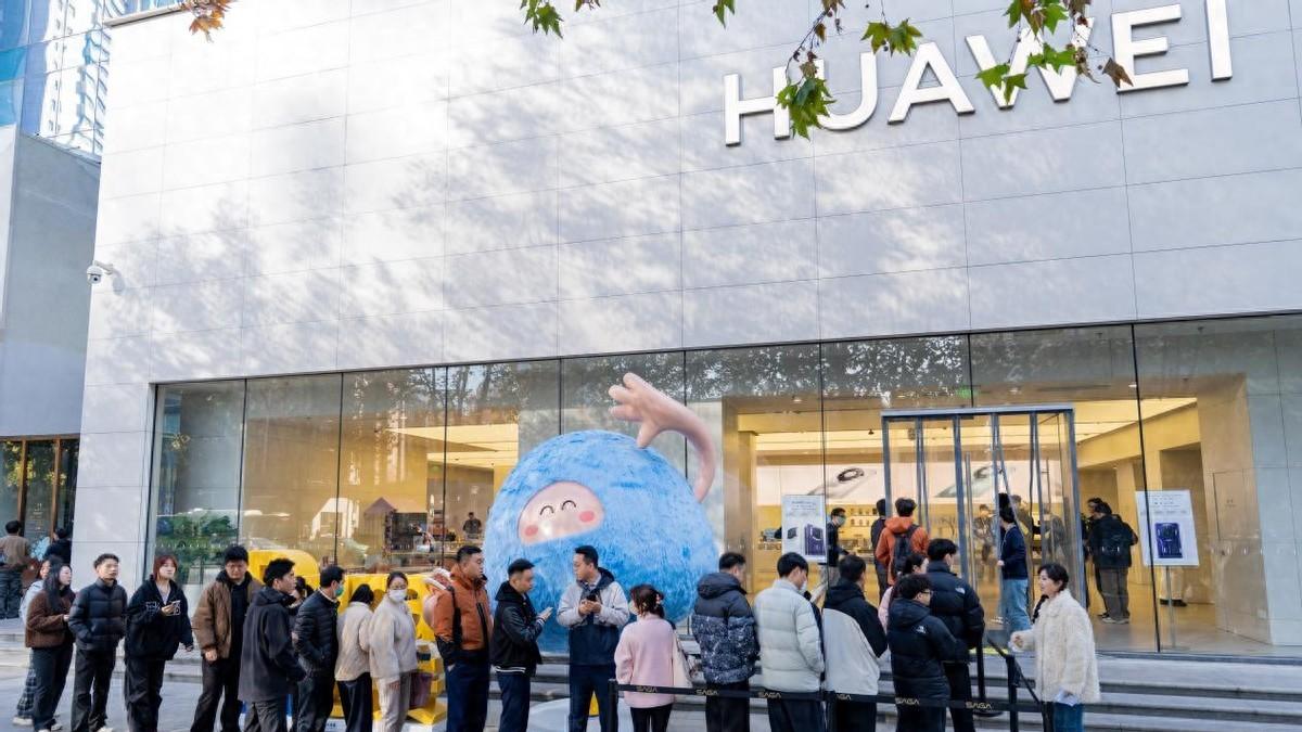 超高“质价比”引爆华为Mate 80系列，首销当天一机难求