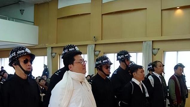 中国首位注射死的亿万富翁，临死前挣扎：我捐百亿油田，饶我一命