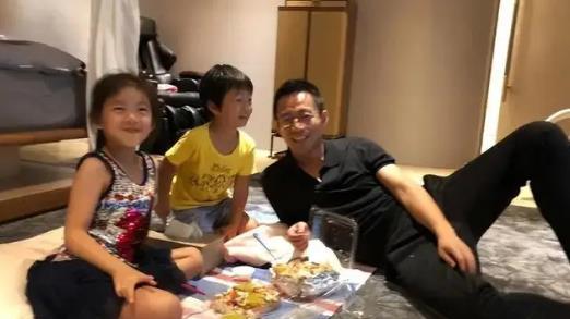 马筱梅把玥儿当公主宠：带她和小动物玩，像妈妈一样陪伴她