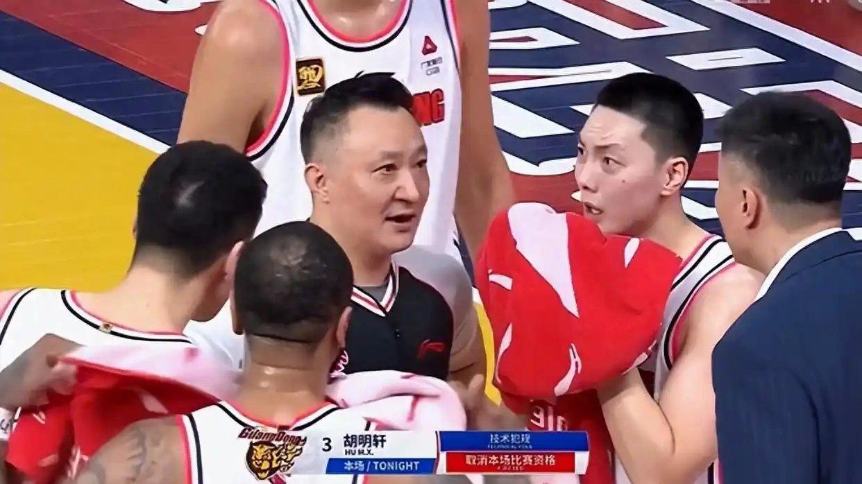 【CBA惊天对决！外籍裁判四字评价引爆争议 广东山西G3恐上演全武行】