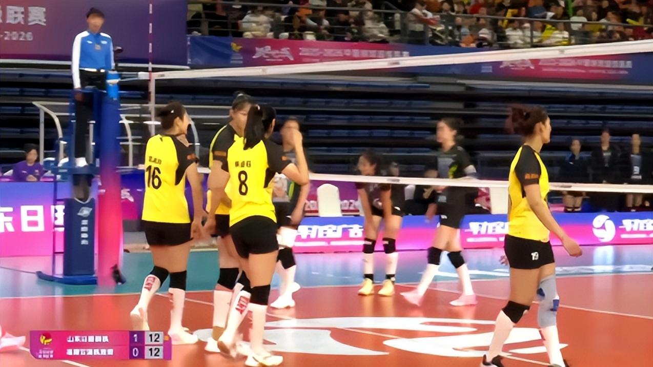 山东女排主场3比1拿下福建，积分升至榜首，取胜掩饰不住存在问题，战术混乱，失误太多