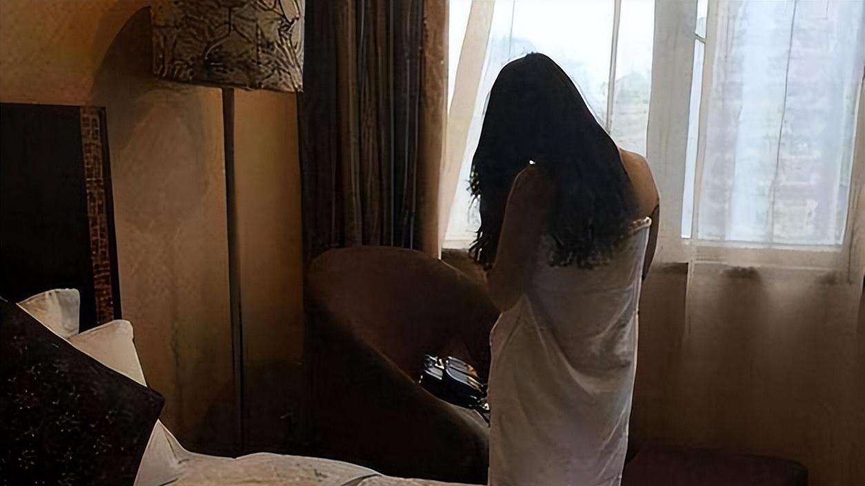 32岁男子指使19岁女友去偷拍：当性别成了偷拍的掩护，该如何防范