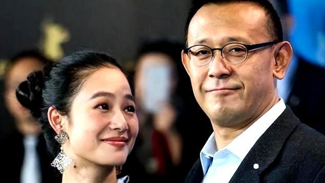 老夫少妻，脾气还暴，却紧拴姜文十几年把她当宝，周韵凭什么？