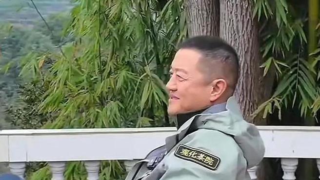 李亚鹏直播放王菲歌曲，为卖茶叶又蹭周迅热点，55岁欠一屁股债
