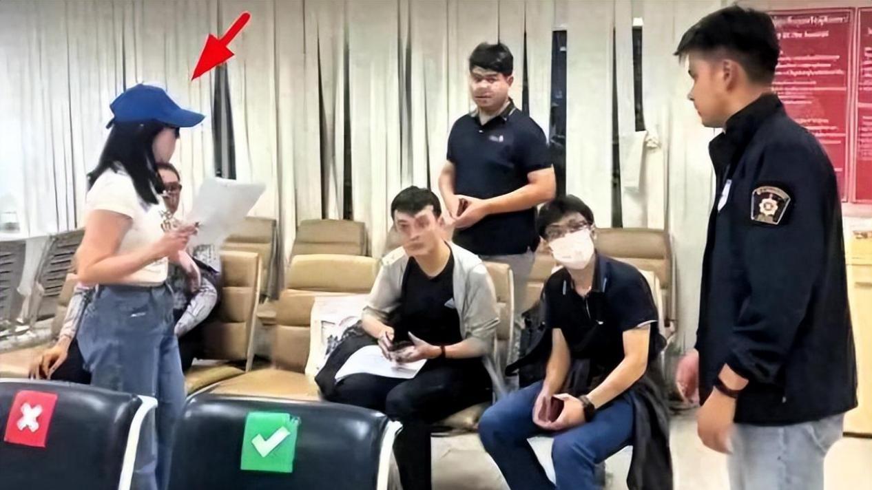 泰警方曝王星女友营救视频！牛仔裤白体恤，拿本子冷静记录全过程