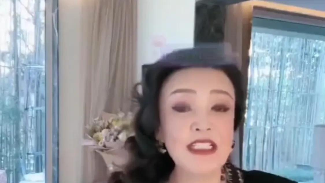 张兰观点转变开始发律师函



张兰变脸？曾经不屑律师函如今却到处发！



想