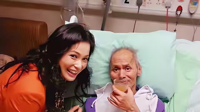 69岁刘家辉坐轮椅现身团拜晚宴！获颁贡献大奖，多位知名大咖现
