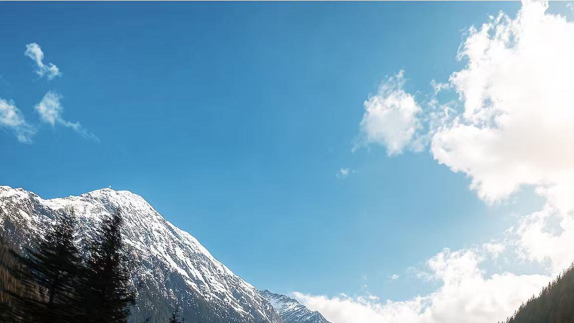 智电四驱加持下，领克10 EM-P轻松翻越50度陡坡极限路段