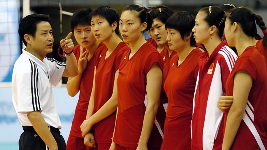 女排名帅陈忠和现状：二婚娶女徒弟为妻，如今已退休携妻回归家庭