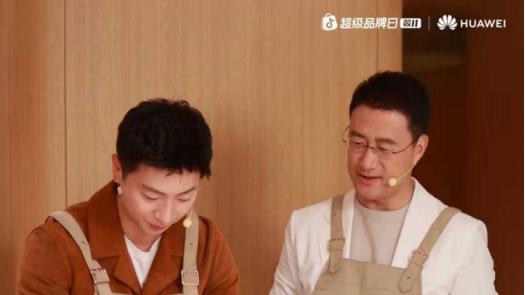 马龙何刚同框直播，解锁不一样的三折叠鸿蒙体验