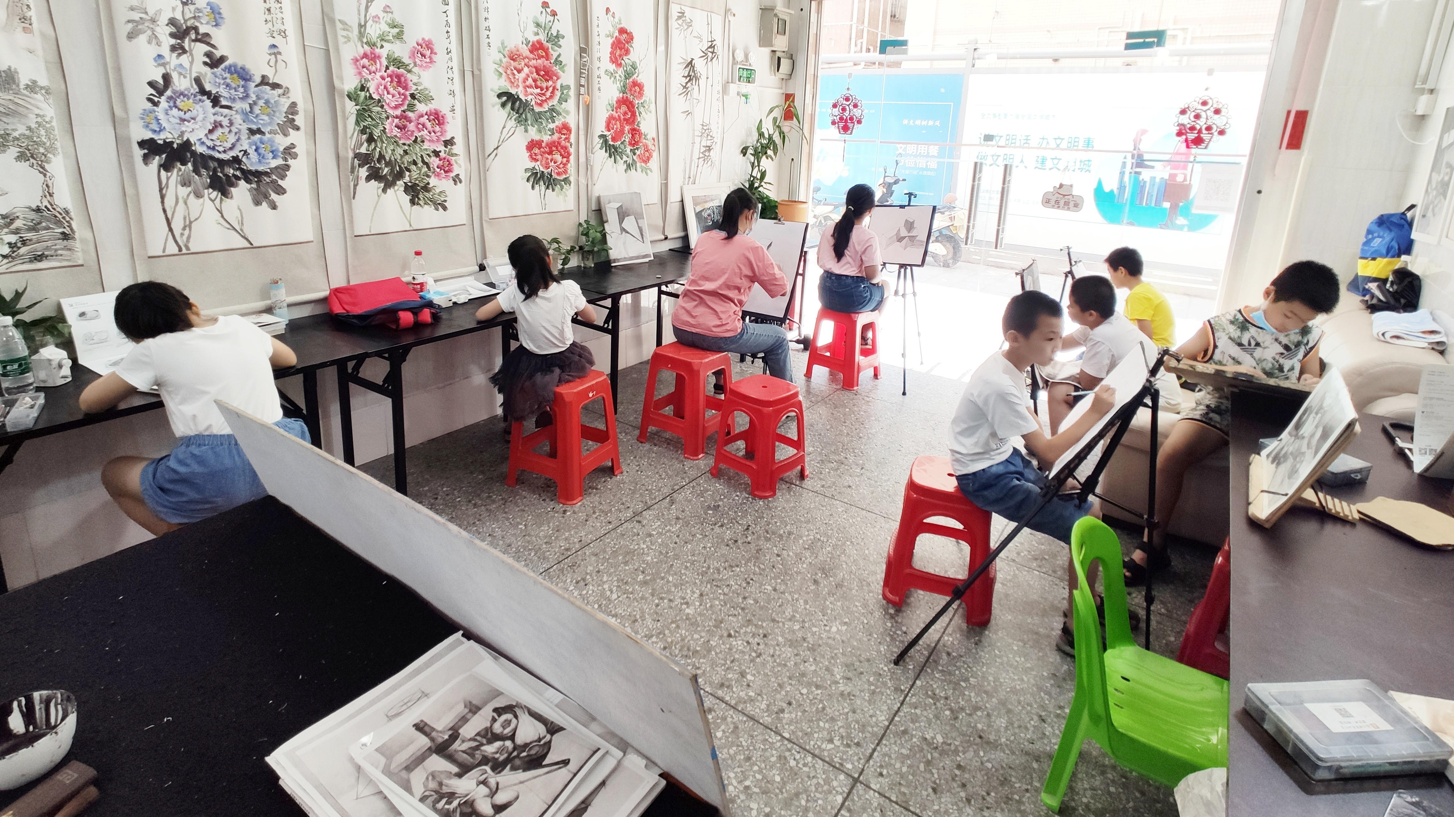 碣石学画新地标！温泽辉美术班开启艺术之旅