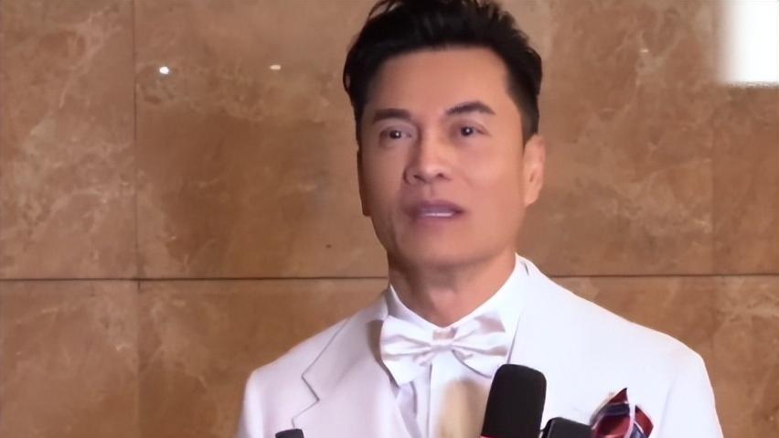 袁咏仪与温碧霞同框，一个褶多一个脸僵，自然脸与打针脸区别明显