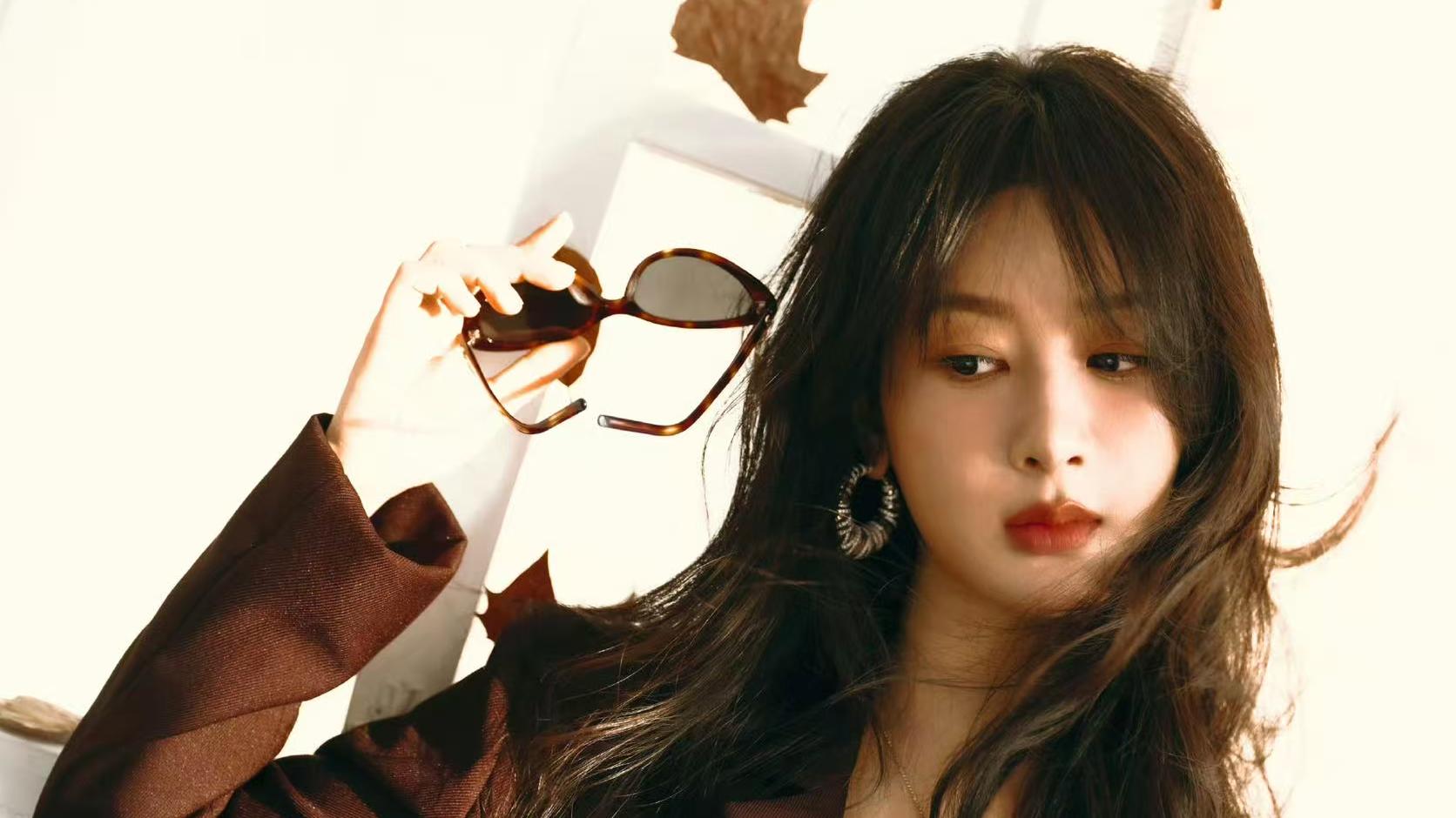 从六副到五副，杨紫墨镜叠戴藏反差