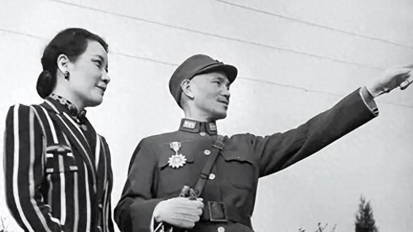 蒋介石为什么为了宋美龄，不惜驱逐小妾，与妻子离婚？
