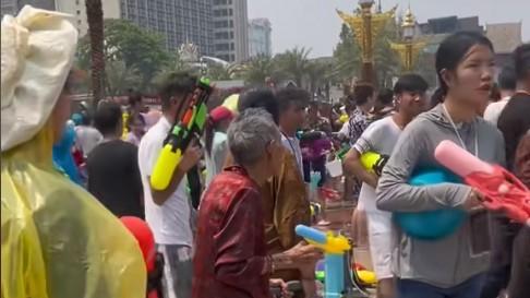 笑撅了！云南泼水节上的显眼包太显眼了！网友：没眼看！