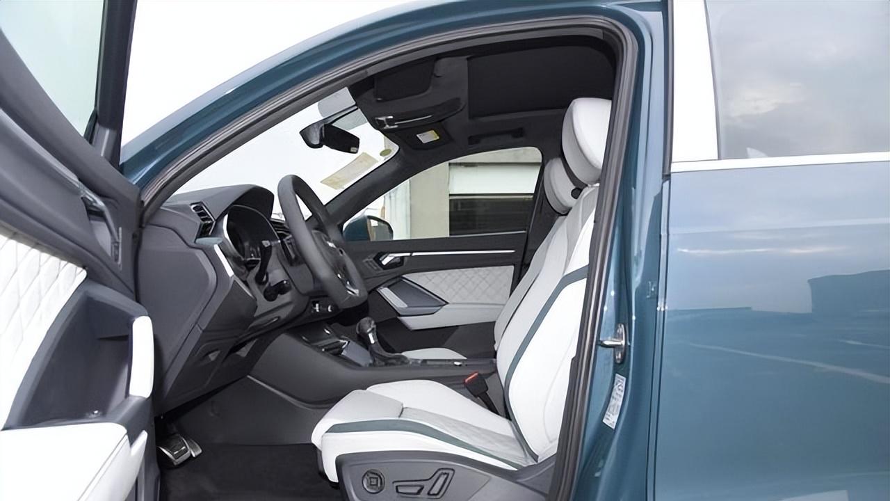 全新奥迪Q3震撼登场！2.0T引擎+双联屏座舱，此次焕新太猛了