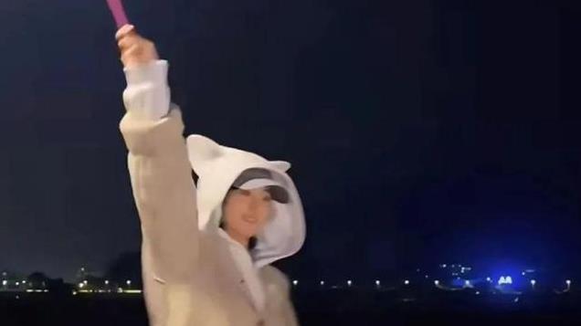 37岁赵丽颖回老家放烟花，穿兔兔卫衣乐翻天，明星秒变小仙女