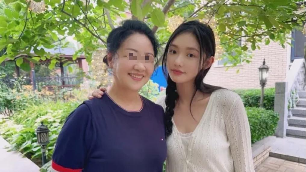 月嫂合影引发怀孕疑云：林允这波被造谣也太冤了吧！