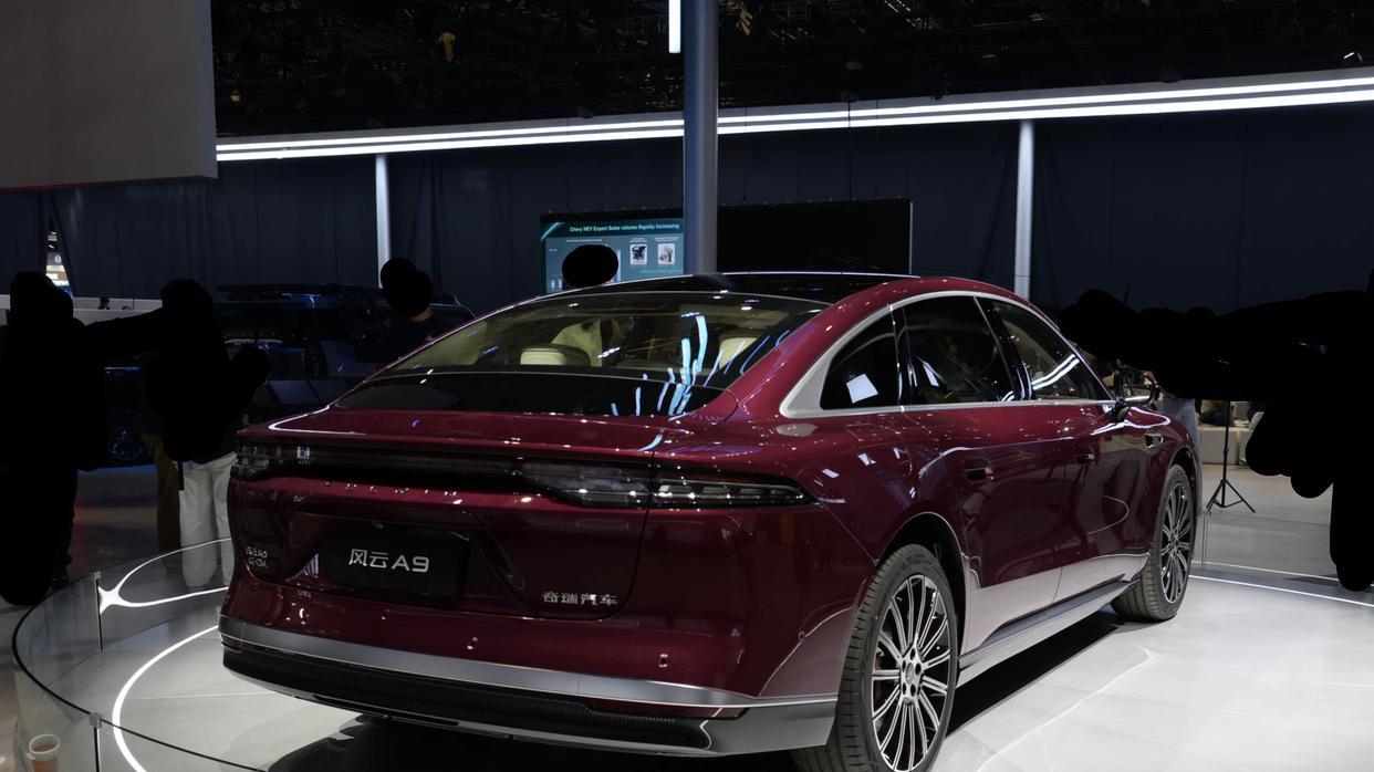 又一国产旗舰轿车，车长5018mm，激光雷达+NOA领航辅助，支持快充