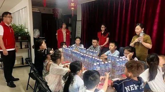 平安融易秦皇岛分公司联合社区开展“夏日送清凉”活动