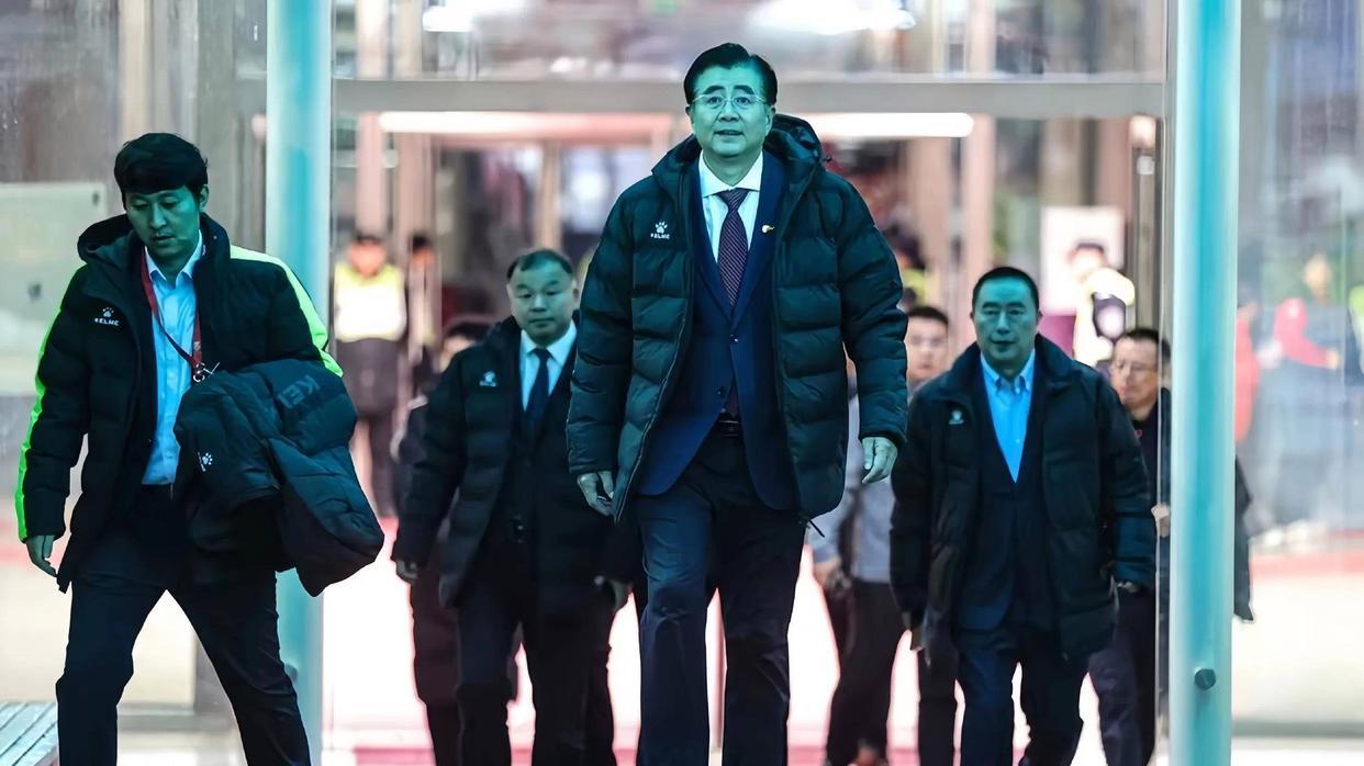 国青选人有黑幕？日籍主帅下课甩锅，用人遭干涉，转身签约广州队