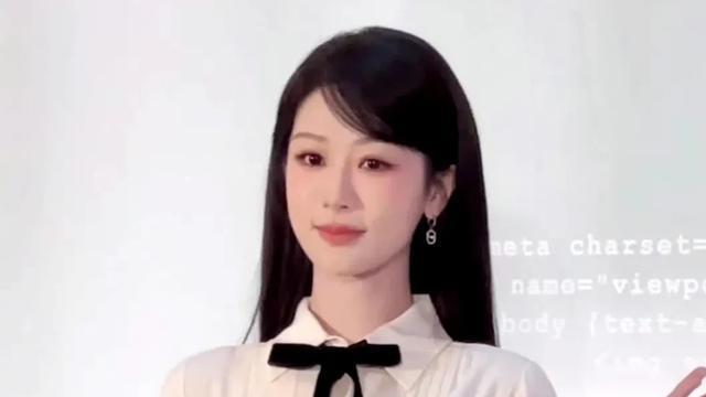 杀疯了！杨紫亮相南京人气爆棚，穿百褶裙像温柔学姐，反差超大