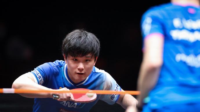 真迷弟！张本智和赢了庆祝再次致敬樊振东，可怜小勒布伦成为背景板