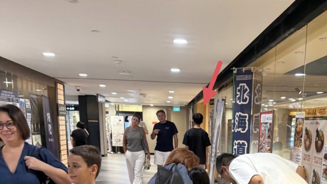 孙燕姿的“隐身术”：穿着牛仔短裤陪娃逛商场，明星妈妈的日常谁懂？