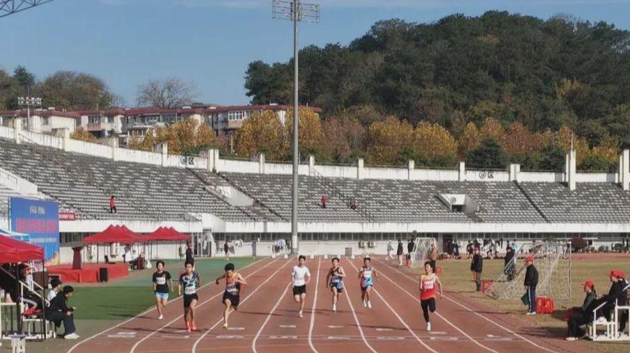 信阳市第十六届中学生运动会（田径项目）比赛热烈开幕