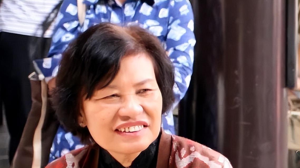 余慕莲，丑角半生换千名学子新生，​87岁无儿无女捐光家产