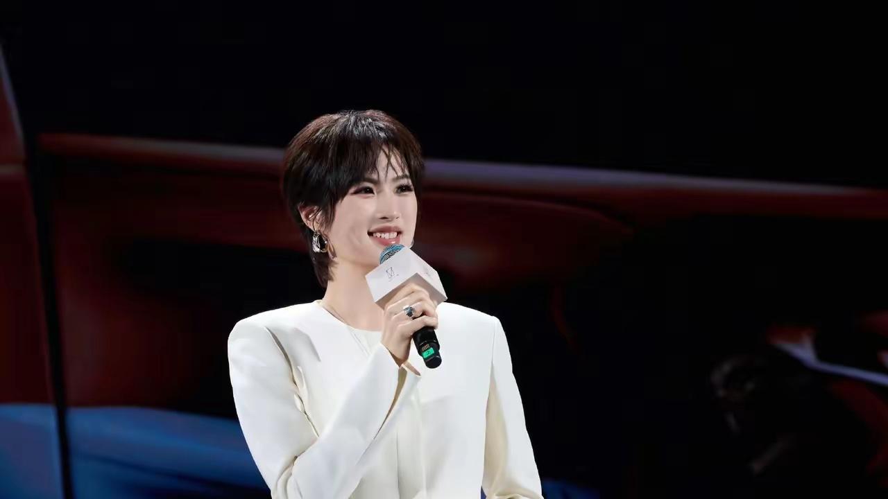 姚安娜问徐百慧：为何会客串《老舅》中杨小姐？徐百慧回复超搞笑