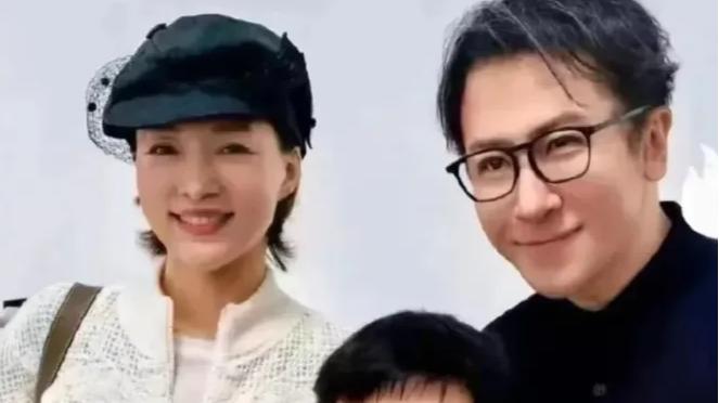 董卿低调现身上海国际小学！11岁儿子活动上，她的优雅气质惊艳全场！
