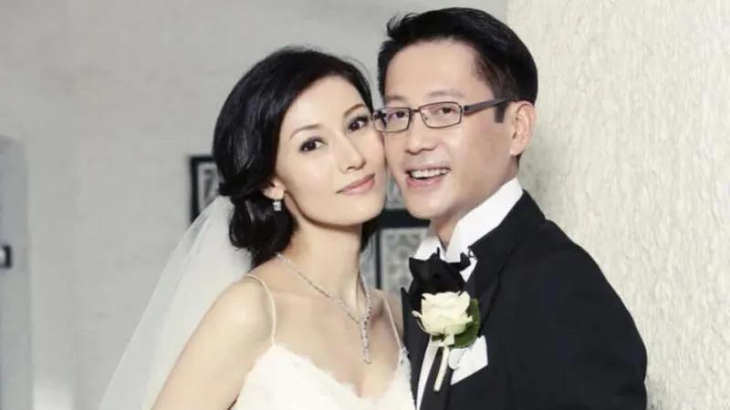 李嘉欣54岁仍惊艳亮相名媛聚会，融入豪门圈需放下身段？